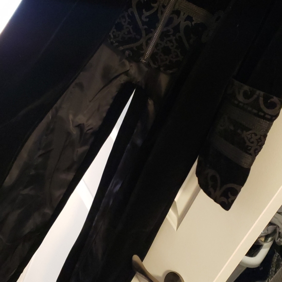 Black velvet midevil/renaissance/gothic coat - Picture 5 of 7